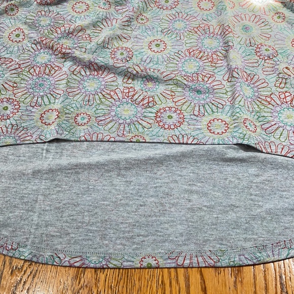 LulaRoe Irma tunic top. Gray with daisy print. Size Small. - Picture 4 of 6